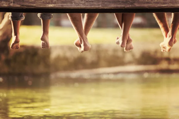 Groupe Personnes Assis Pont Bois Sur Rivière Avec Accent Sur — Photo