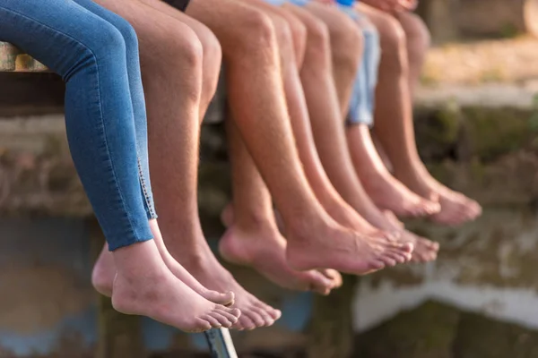 Grupo Personas Sentadas Puente Madera Sobre Río Con Enfoque Las —  Fotos de Stock