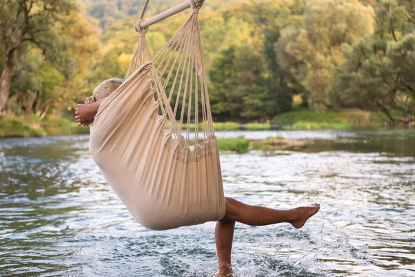 Mladá Blond Žena Odpočívá Houpací Síti Ovívat Přírody Břehu Řeky — Stock fotografie