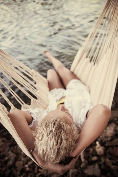 Young Blonde Woman Resting Hammock While Enjoying Nature River Bank — Stock Photo, Image