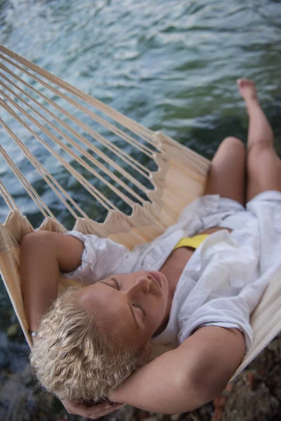 Mujer Rubia Joven Descansando Hamaca Mientras Disfruta Naturaleza Orilla Del —  Fotos de Stock