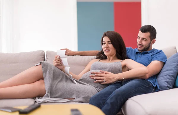 Jeune Couple Enceinte Regardant Photo Échographie Bébé Tout Relaxant Sur — Photo