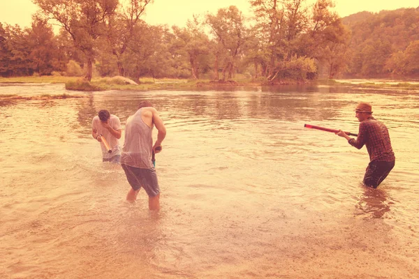 Jonge Mannen Hebben Plezier Met Waterpistolen Terwijl Spetteren Elkaar Tijdens — Stockfoto