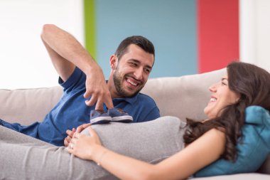 mutlu hamile çift evde kanepe kanepede rahatlatıcı