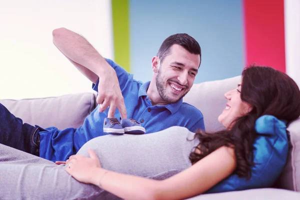 Ευτυχισμένο Ζευγάρι Έγκυος Χαλαρώνοντας Στον Καναπέ Κρεβάτι Στο Σπίτι — Φωτογραφία Αρχείου