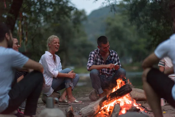 Groupe Jeunes Amis Heureux Détendre Profiter Soirée Été Autour Feu — Photo