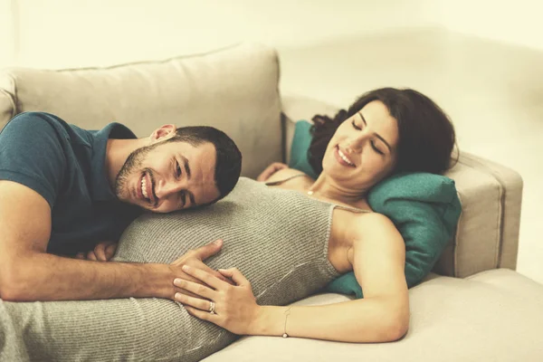 Feliz Futuro Papá Escuchando Vientre Esposa Embarazada Mientras Relaja Sofá — Foto de Stock