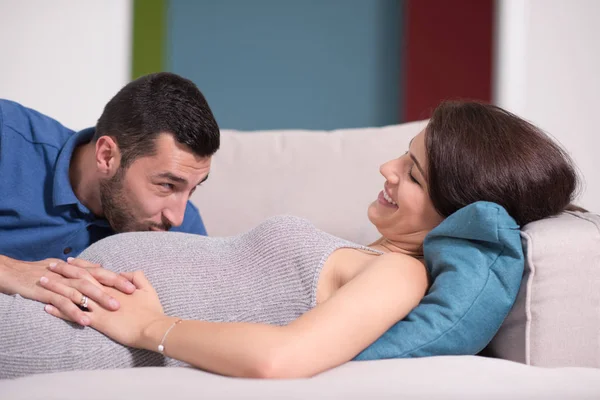 Feliz Futuro Pai Ouvindo Barriga Sua Esposa Grávida Enquanto Relaxa — Fotografia de Stock