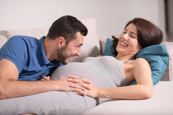 Feliz Futuro Pai Ouvindo Barriga Sua Esposa Grávida Enquanto Relaxa — Fotografia de Stock