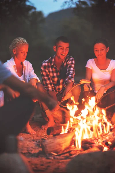 Groupe Jeunes Amis Heureux Détendre Profiter Soirée Été Autour Feu — Photo