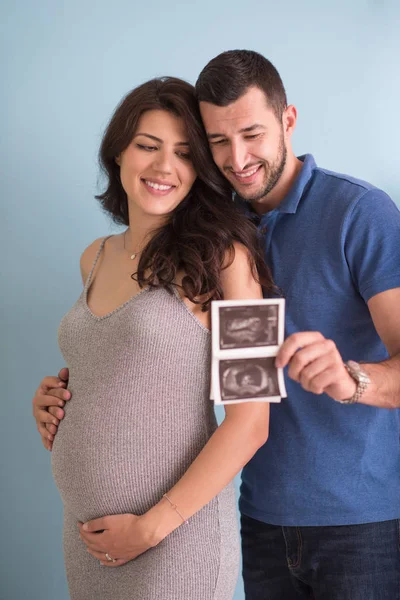 Gelukkige Zwangere Paar Zoek Echografie Foto Van Hun Ongeboren Baby — Stockfoto