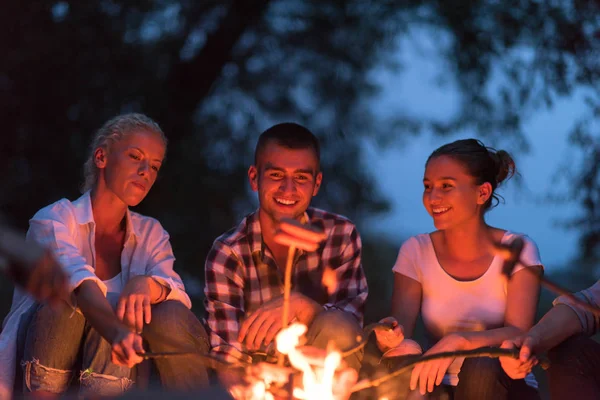 Skupina Šťastných Mladých Přátel Relaxovat Užívat Letní Večer Kolem Táboráku — Stock fotografie