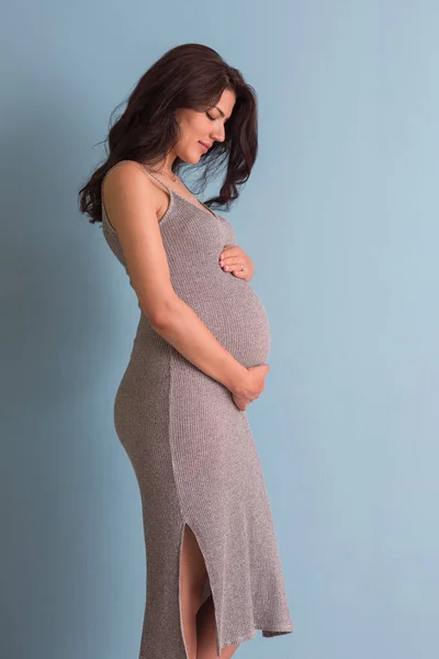 Porträtt Glad Gravid Kvinna Med Händerna Magen Isolerade Över Blå — Stockfoto