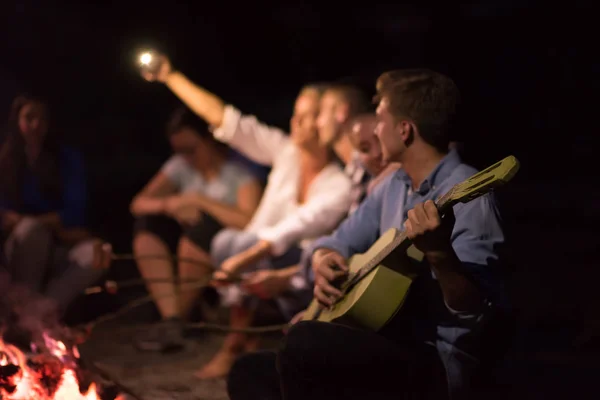 Een Groep Gelukkige Jonge Vrienden Ontspannen Genieten Van Zomeravond Rond — Stockfoto