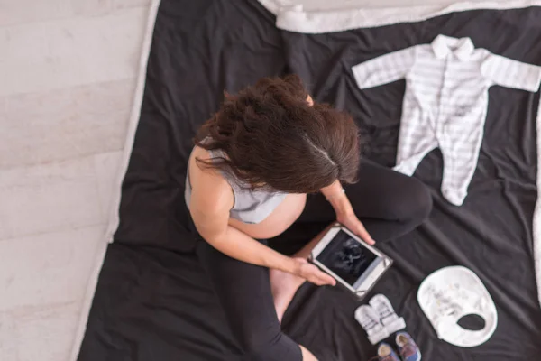 Une Femme Enceinte Maison Sur Liste Contrôle Plancher Des Vêtements — Photo