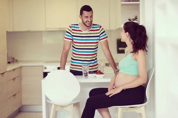 Joven Pareja Embarazada Comer Fresas Cocina Estilo Vida Embarazo Saludable —  Fotos de Stock