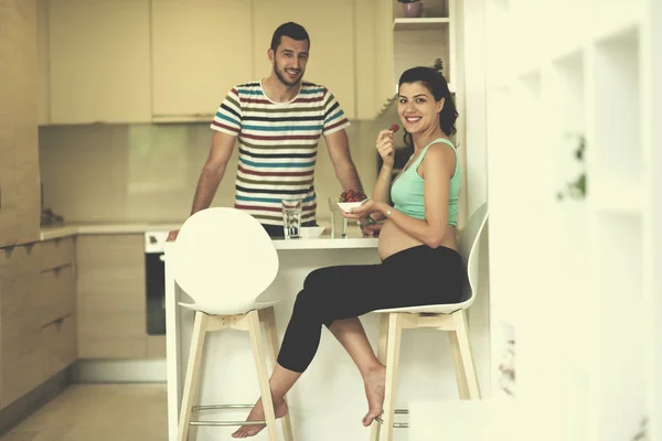 Genç Hamile Çift Mutfak Yaşam Tarzı Sağlıklı Gebelik Mutlu Bir — Stok fotoğraf