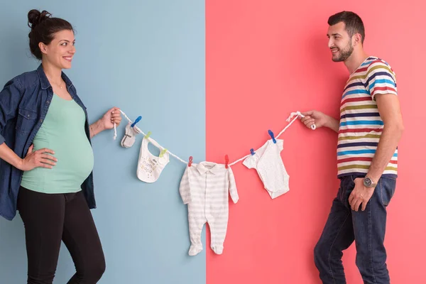 Mooie Zwangere Vrouw Haar Echtgenoot Verwachten Baby Baby Bodysuits Houden — Stockfoto