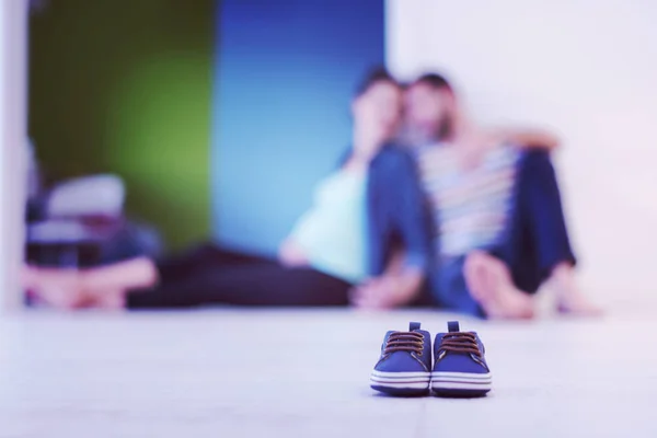 Pequeno Par Bonito Sapatos Bebê Azul Piso Madeira Com Futuros — Fotografia de Stock