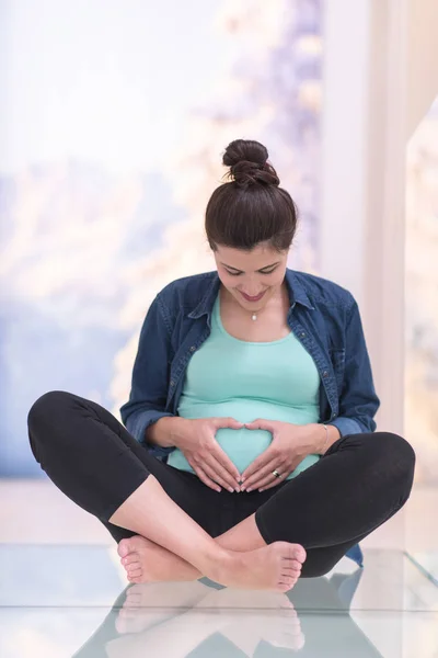 Glada Gravida Kvinnor Njuter Graviditet Avkopplande Hem Sitter Golvet — Stockfoto