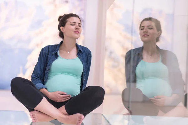 Šťastné Těhotné Ženy Těší Těhotenství Relaxační Doma Sedět Podlaze — Stock fotografie