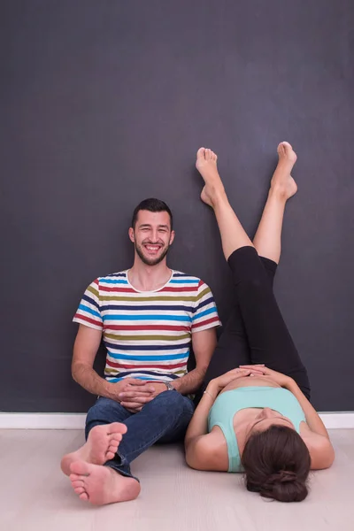 Feliz Casal Grávida Relaxante Frente Quadro Preto Chão Casa — Fotografia de Stock