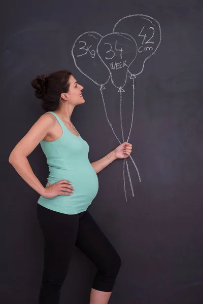 Retrato Mujer Embarazada Feliz Con Las Manos Vientre Delante Pizarra — Foto de Stock