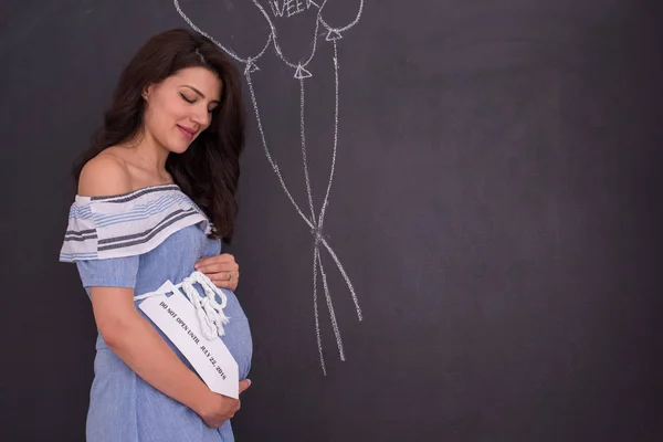 Retrato Mujer Embarazada Feliz Con Las Manos Vientre Delante Pizarra —  Fotos de Stock