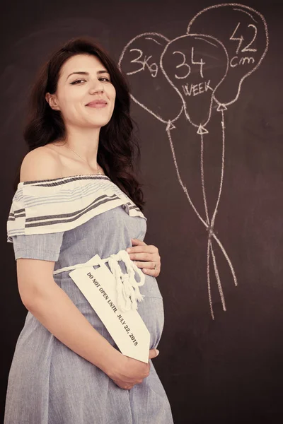 Porträt Einer Glücklichen Schwangeren Mit Händen Auf Dem Bauch Vor — Stockfoto