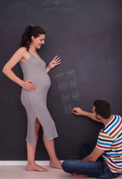 Young Pregnant Couple Accounts Week Pregnancy Writing Them Chalk Blackboard — Stock Photo, Image