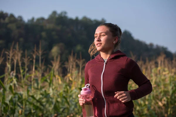 Jonge Vrouw Een Gezonde Levensstijl Genieten Tijdens Het Joggen Langs — Stockfoto