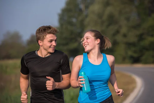 Unga Par Njuter Hälsosam Livsstil Medan Jogging Längs Landsväg Motion — Stockfoto