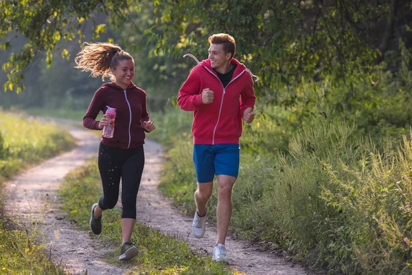 Młoda Para Ciesząca Się Zdrowym Trybem Życia Podczas Joggingu Wzdłuż — Zdjęcie stockowe