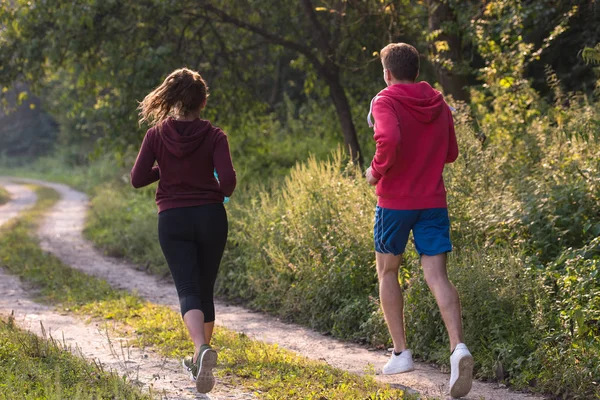 Jovem Casal Desfrutando Estilo Vida Saudável Enquanto Corre Longo Uma — Fotografia de Stock