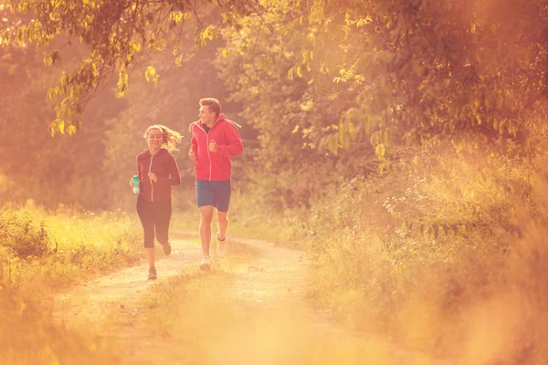 Junges Paar Genießt Einen Gesunden Lebensstil Beim Joggen Entlang Einer — Stockfoto