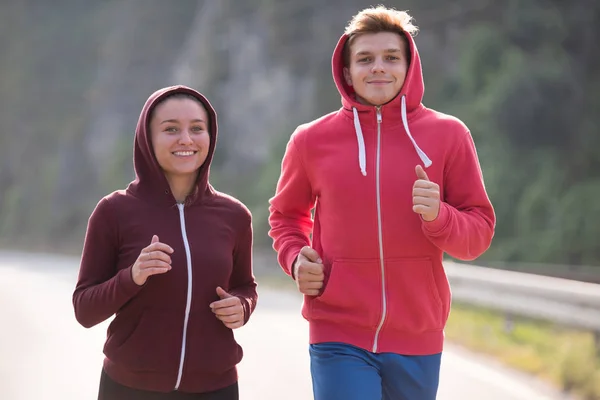 Jovem Casal Desfrutando Estilo Vida Saudável Enquanto Corre Longo Uma — Fotografia de Stock