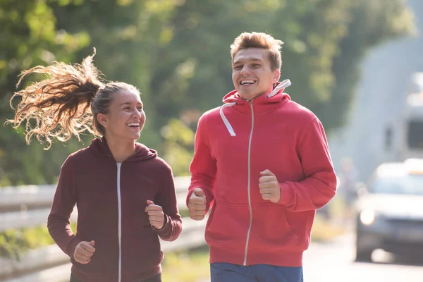 Jovem Casal Desfrutando Estilo Vida Saudável Enquanto Corre Longo Uma — Fotografia de Stock