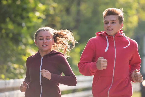 Unga Par Njuter Hälsosam Livsstil Medan Jogging Längs Landsväg Motion — Stockfoto