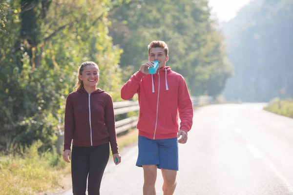 Unga Par Njuter Hälsosam Livsstil Medan Jogging Längs Landsväg Motion — Stockfoto