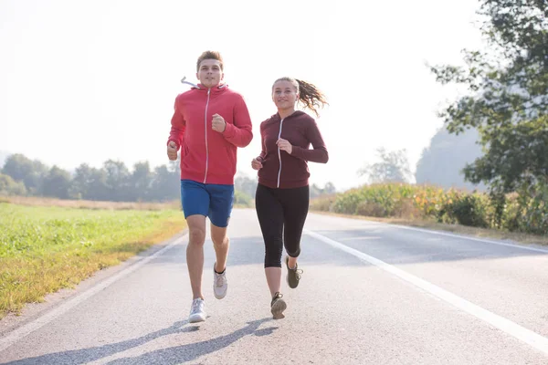 Mladý Pár Těší Zdravém Životním Stylu Při Joggingu Venkovské Silnici — Stock fotografie