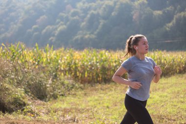 Genç kadın bir ülke road, egzersiz ve fitness kavramı koşu sırasında sağlıklı bir yaşam tarzı zevk