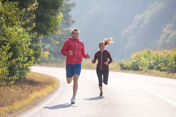 Jovem Casal Desfrutando Estilo Vida Saudável Enquanto Corre Longo Uma — Fotografia de Stock