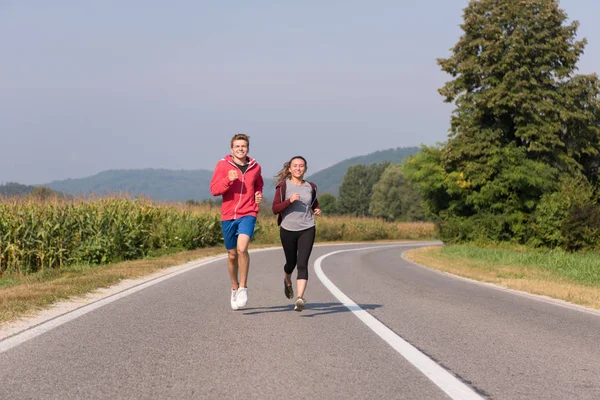 Mladý Pár Těší Zdravém Životním Stylu Při Joggingu Venkovské Silnici — Stock fotografie