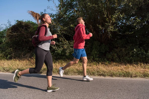 Jovem Casal Desfrutando Estilo Vida Saudável Enquanto Corre Longo Uma — Fotografia de Stock