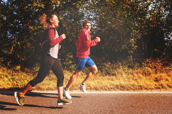 Młoda Para Ciesząca Się Zdrowym Trybem Życia Podczas Joggingu Wzdłuż — Zdjęcie stockowe