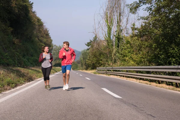 Jovem Casal Desfrutando Estilo Vida Saudável Enquanto Corre Longo Uma — Fotografia de Stock