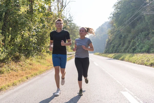 Junges Paar Genießt Einen Gesunden Lebensstil Beim Joggen Entlang Einer — Stockfoto