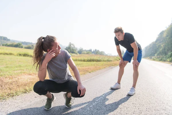 Genç Çift Isınma Germe Ülke Road Egzersiz Fitness Kavramı Üzerinde — Stok fotoğraf