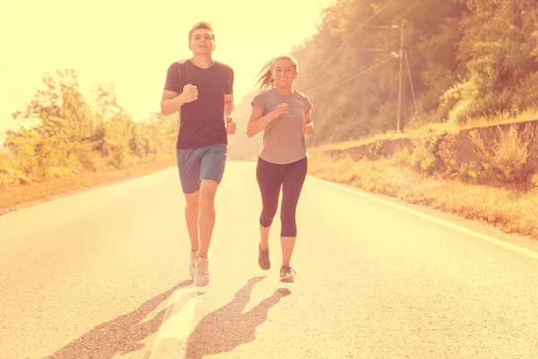 Unga Par Njuter Hälsosam Livsstil Medan Jogging Längs Landsväg Motion — Stockfoto