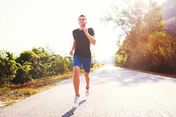 Joven Disfrutando Estilo Vida Saludable Mientras Trota Largo Camino Campo —  Fotos de Stock